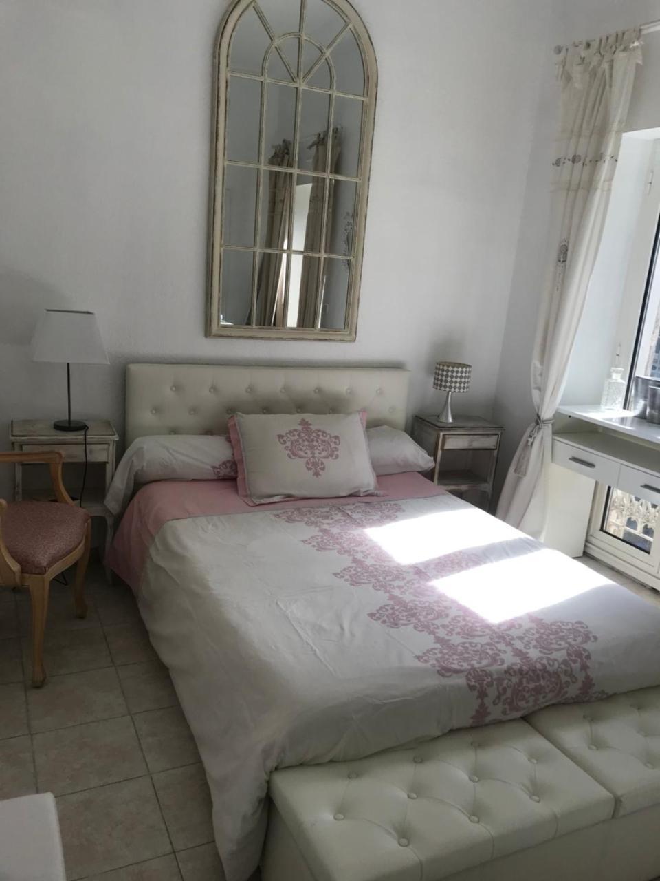 Palais Des Festival Large White Bedroom Homestay Cannes